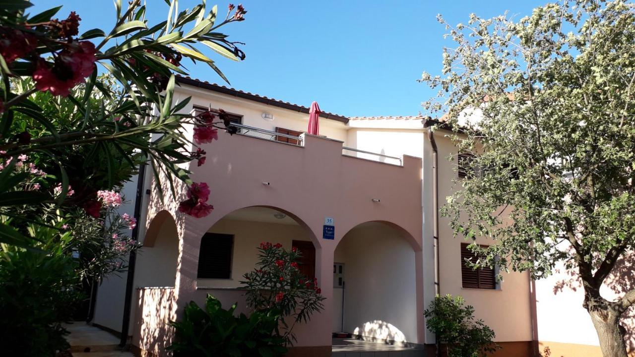 Apartmani Mia Ližnjan Exterior foto